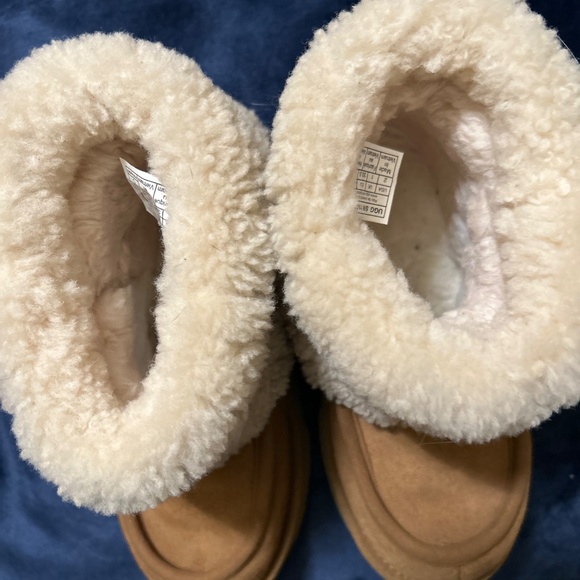 Ugg Girls Logo Boots - Picture 3 of 5